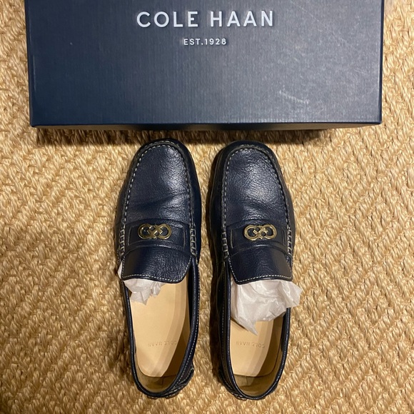 LEATHER COLE HAAN LOAFERS in NAVY. Size 7.5. Condition EXCELLENT! - Picture 1 of 6